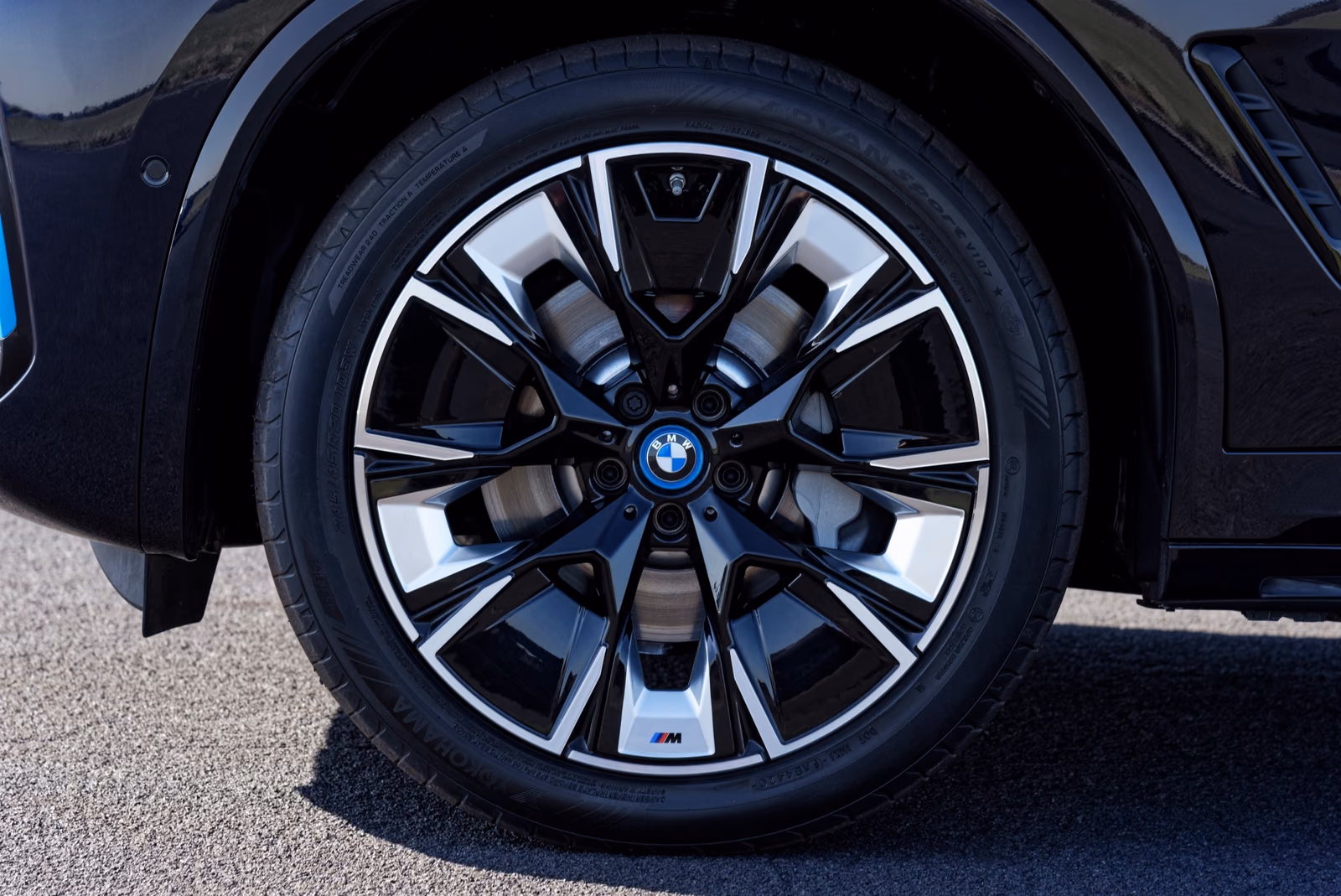 Задний фонарь и шильдик BMW iX3