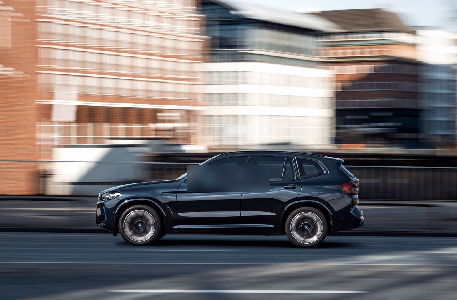 BMW iX3 в городе без читаемого номера