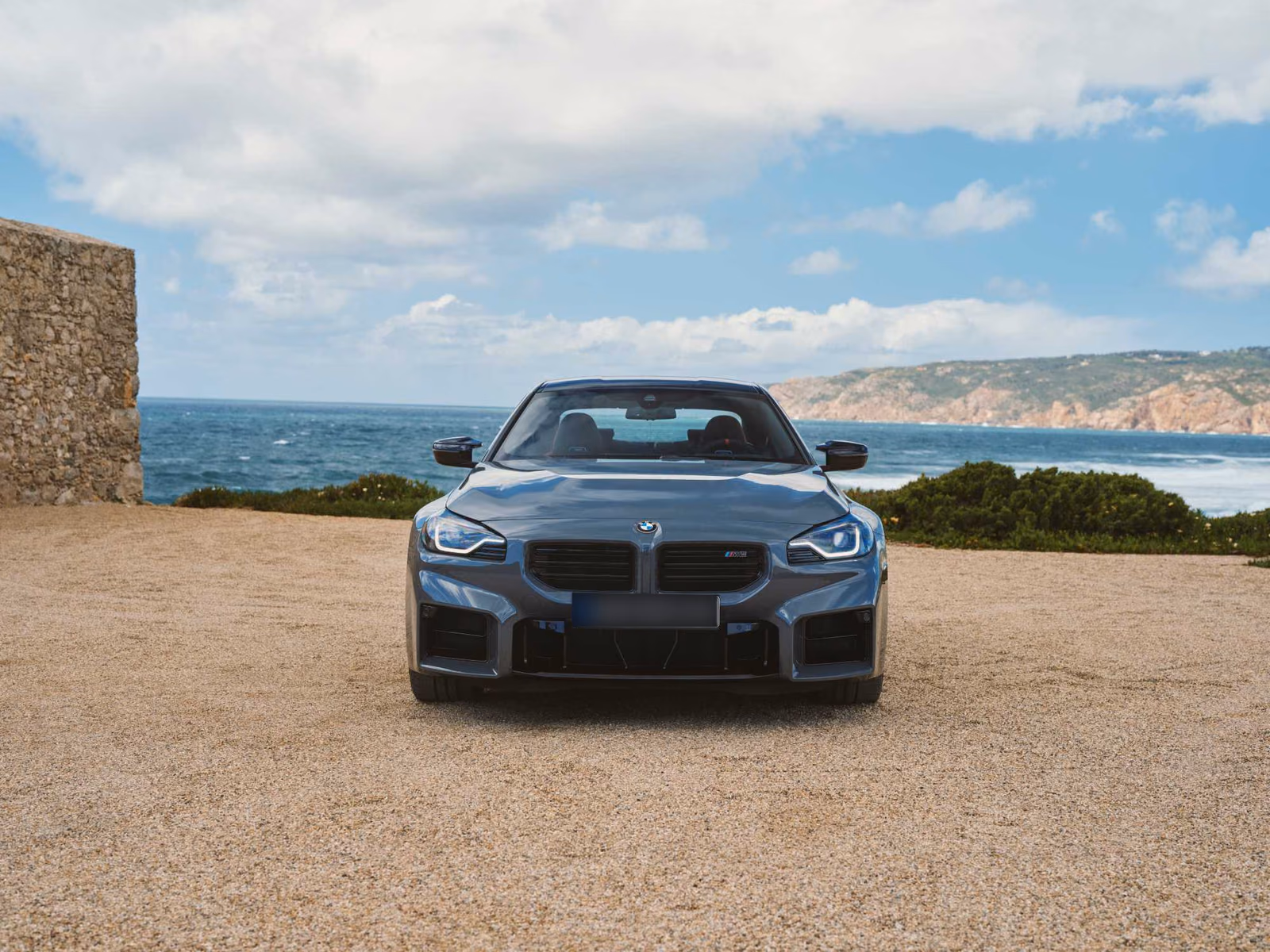 BMW M2 G87 — вид строго спереди
