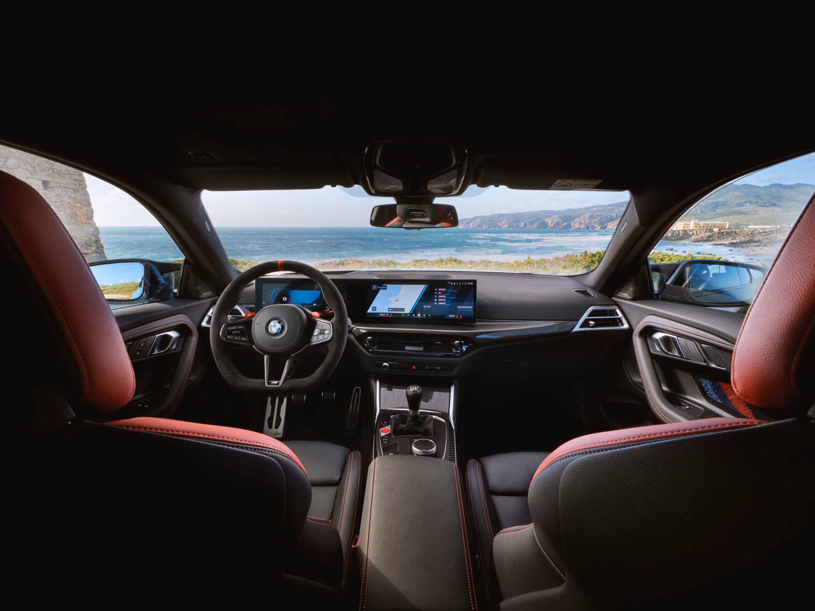 BMW M2 G87 — панорама леворульного кокпита