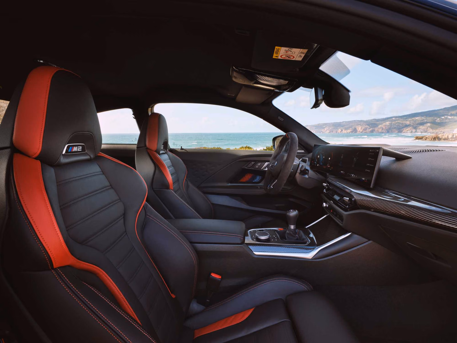 BMW M2 G87 — передние спортивные кресла и кокпит