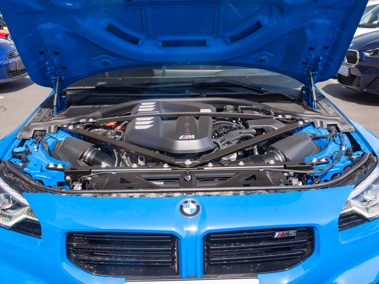 BMW M2 G87 — моторный отсек с двигателем S58