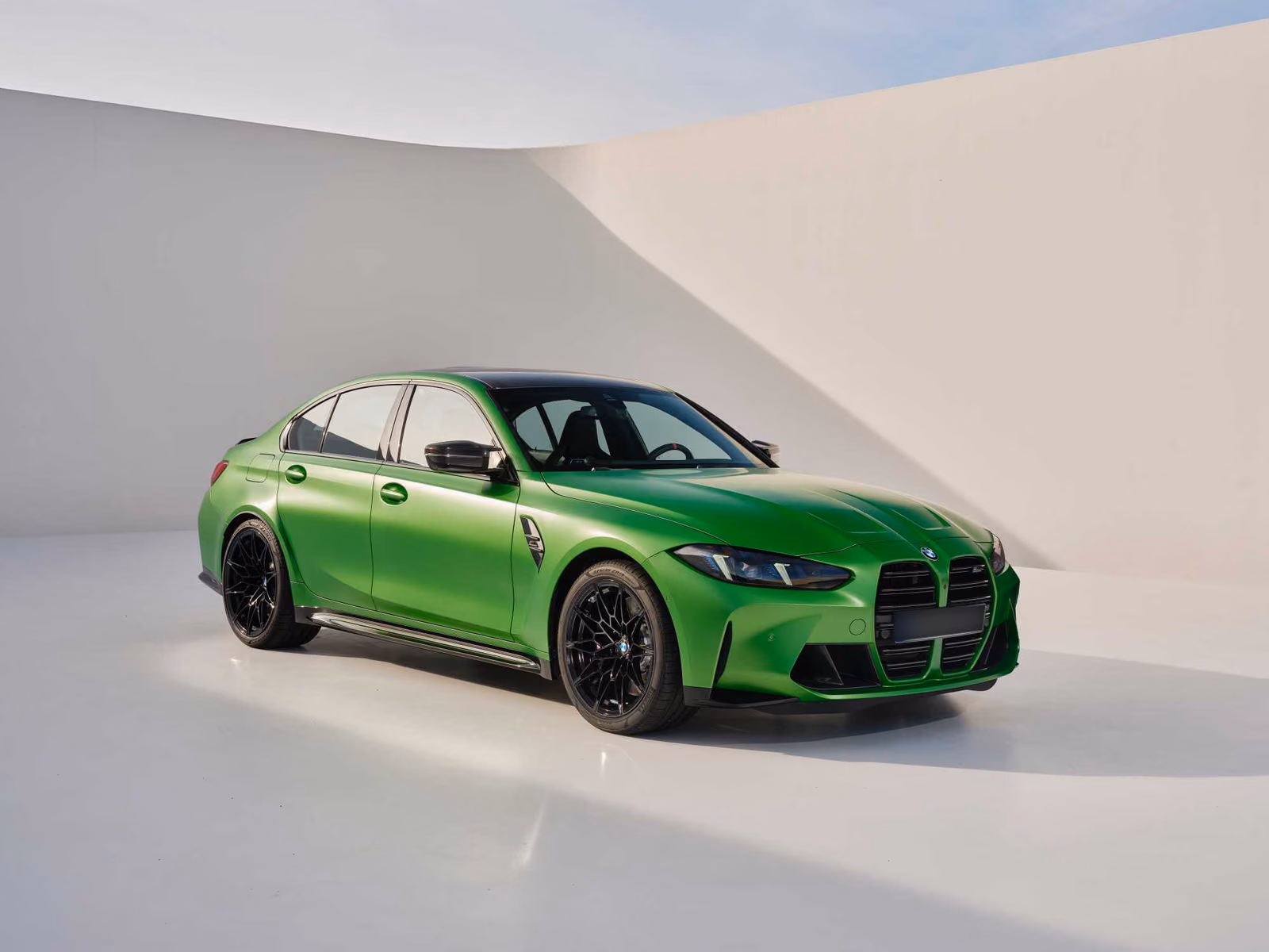 BMW M3 G80 — вид спереди в три четверти