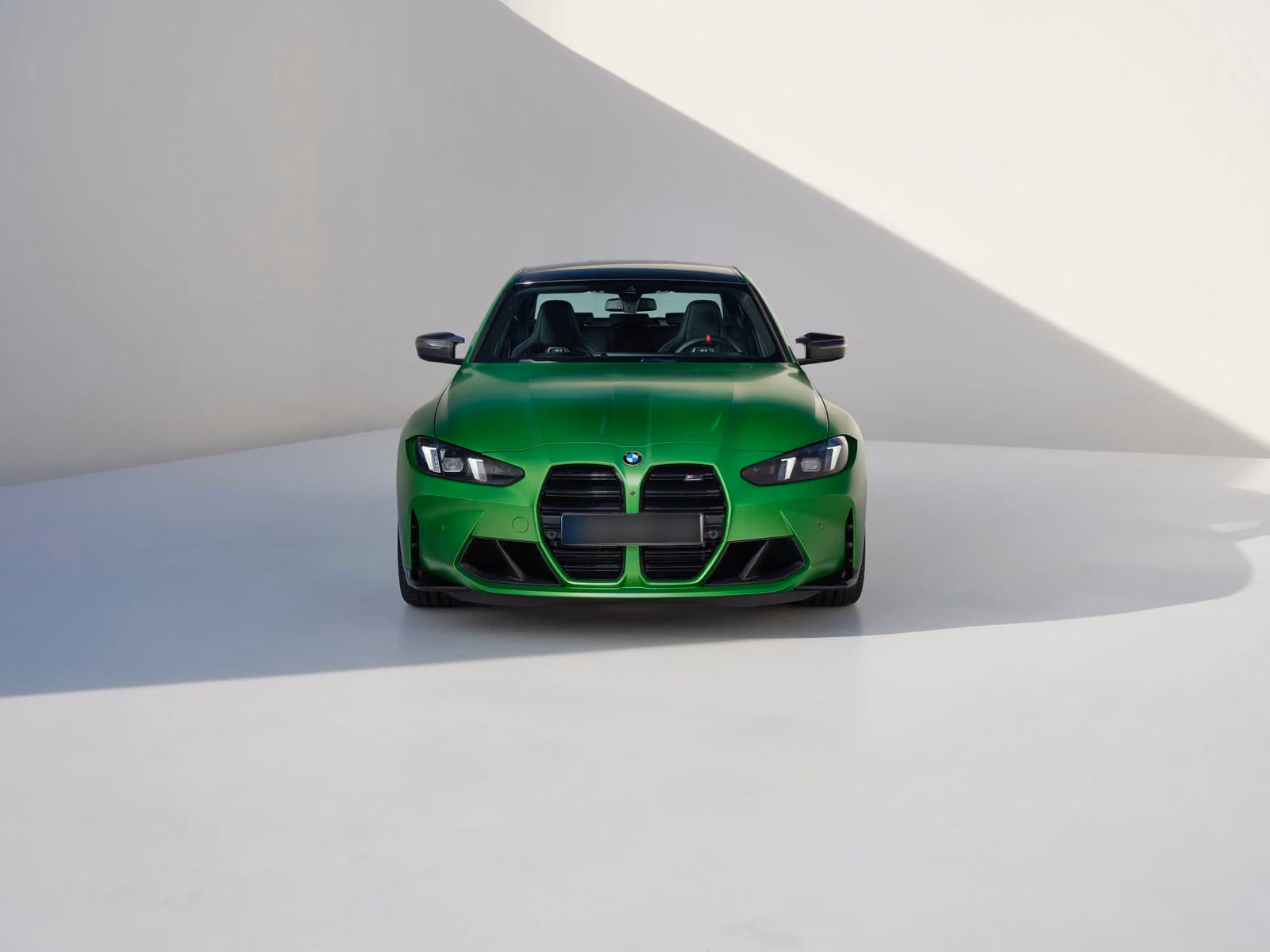 BMW M3 G80 — вид строго спереди