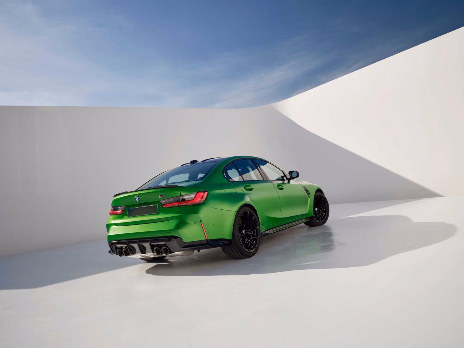 BMW M3 G80 — вид сзади в три четверти