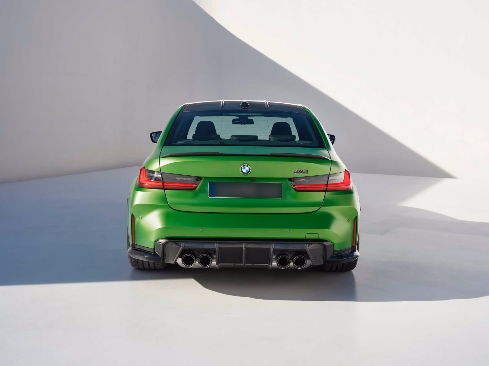 BMW M3 G80 — вид строго сзади