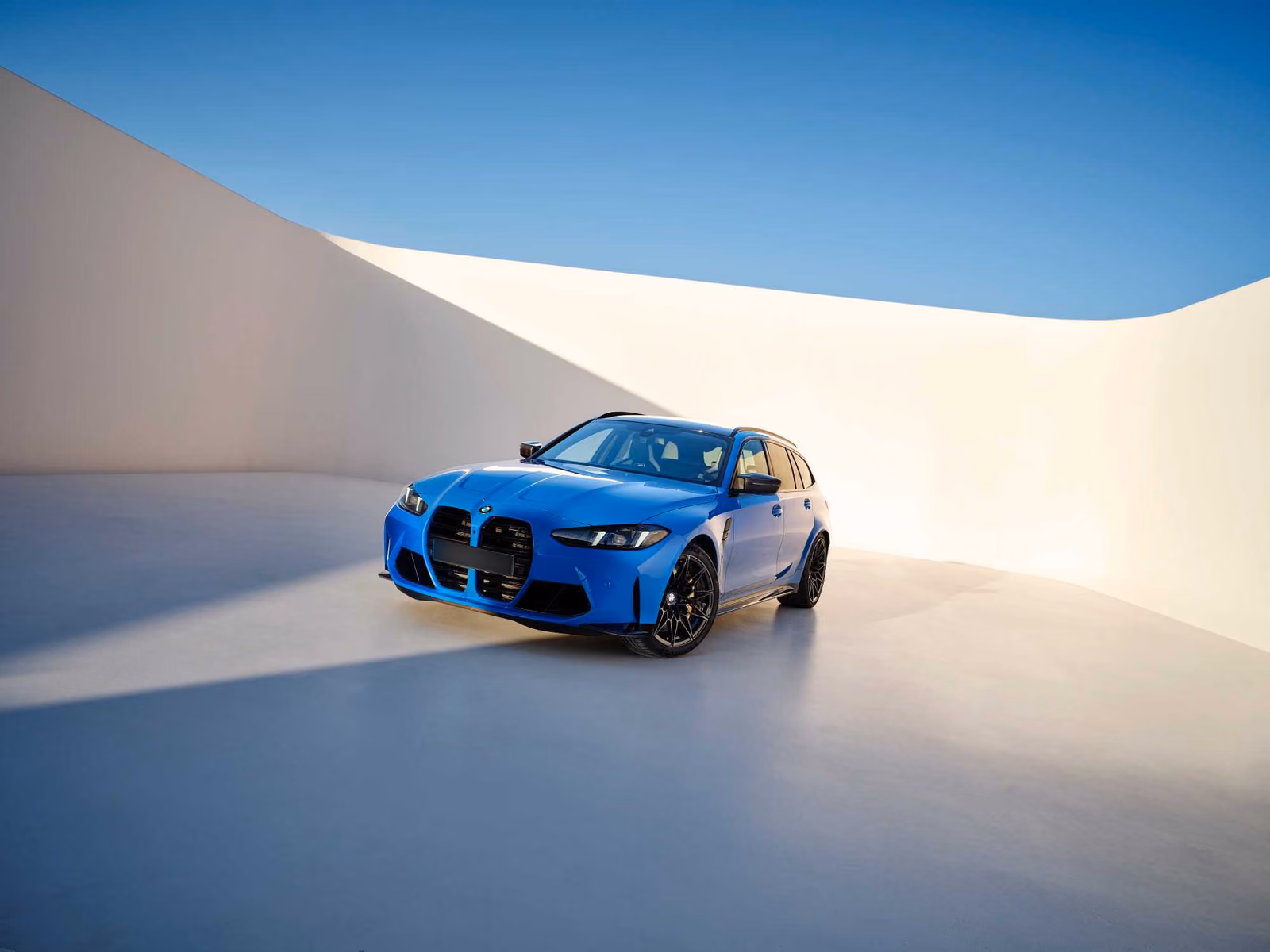 BMW M3 Touring G81 — вид спереди в три четверти