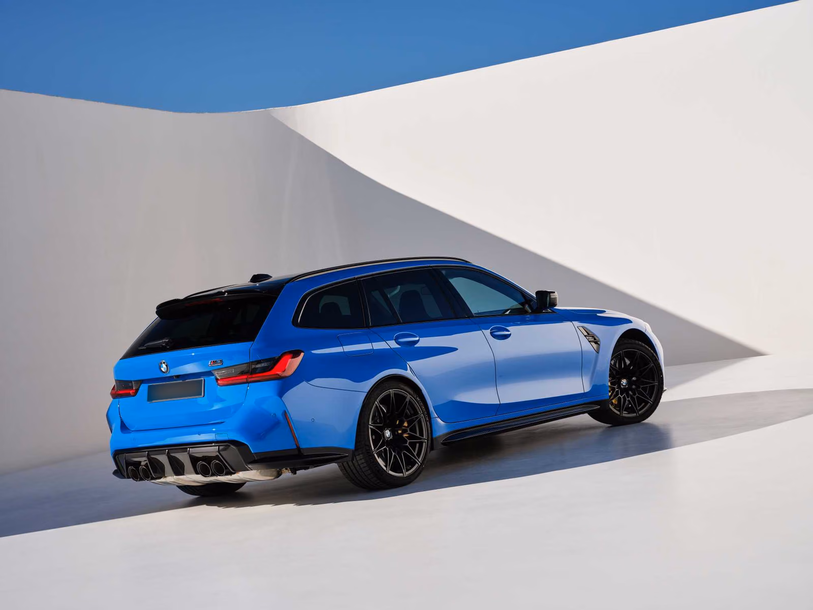 BMW M3 Touring G81 — вид сзади в три четверти