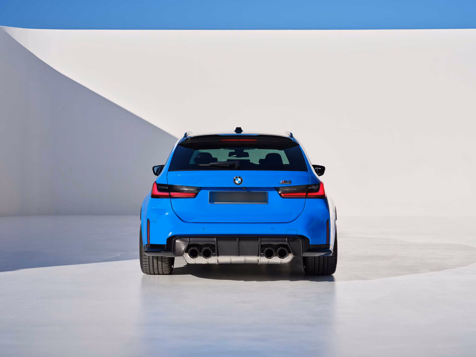 BMW M3 Touring G81 — вид строго сзади