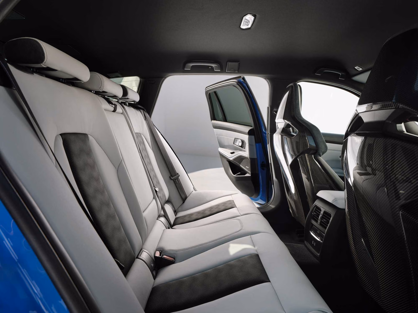 BMW M3 Touring G81 — задний ряд сидений