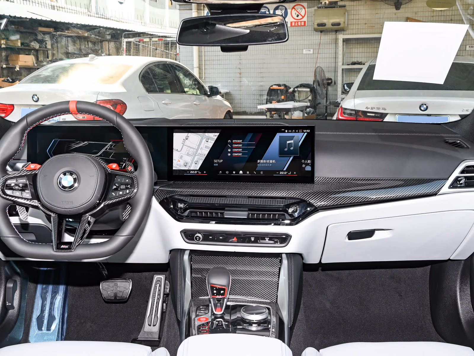 BMW M3 G80 — панорама леворульного кокпита