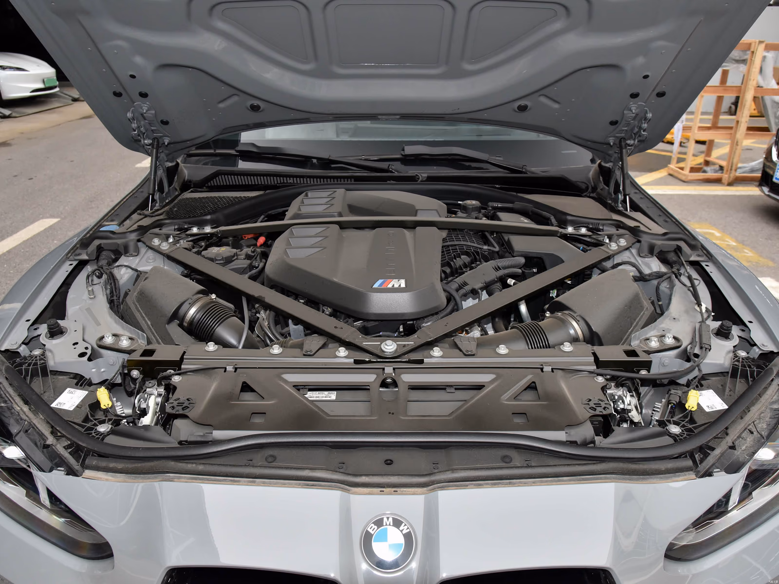 BMW M3 G80 — моторный отсек с двигателем S58