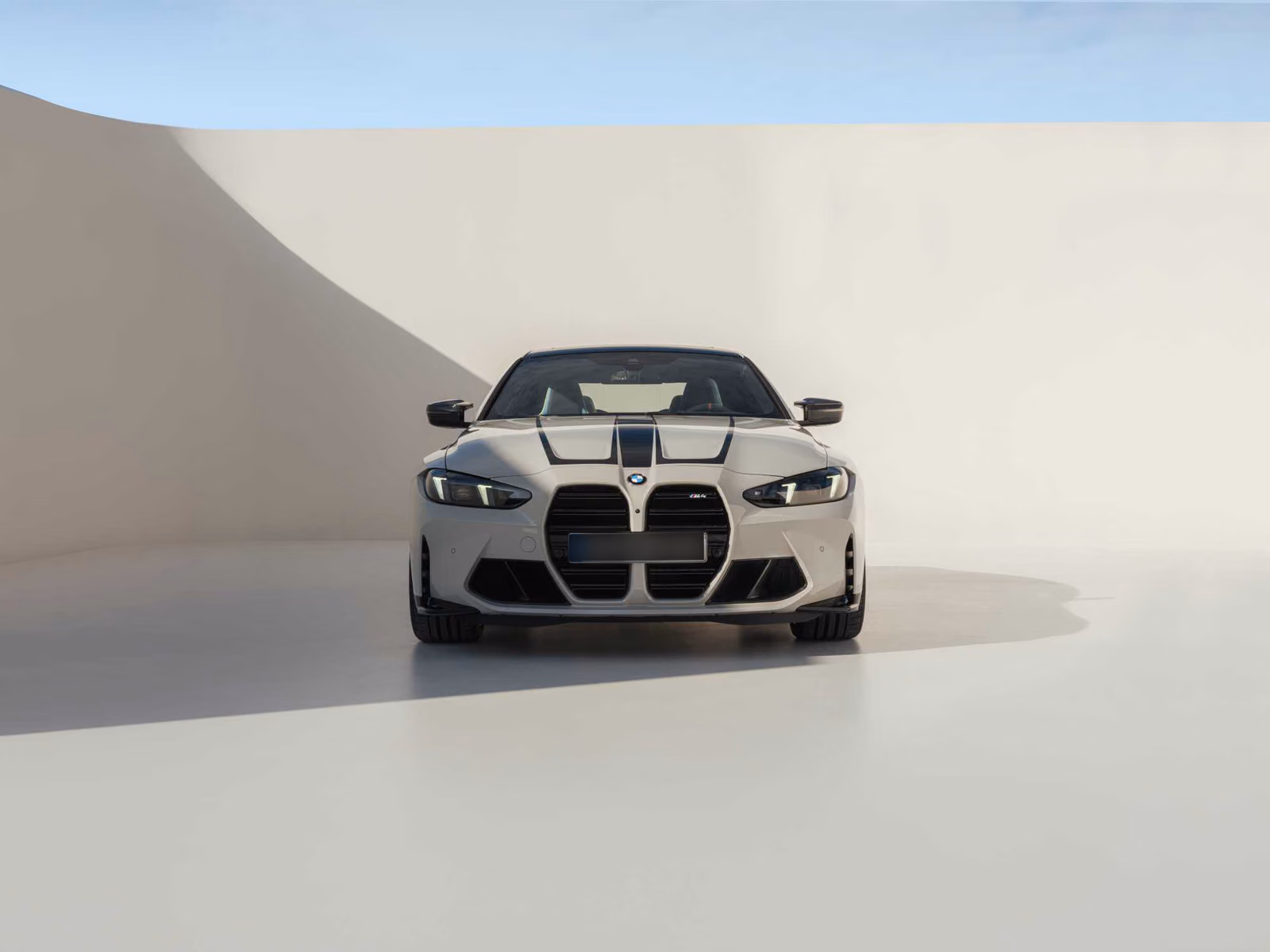 BMW M4 G82 — вид строго спереди