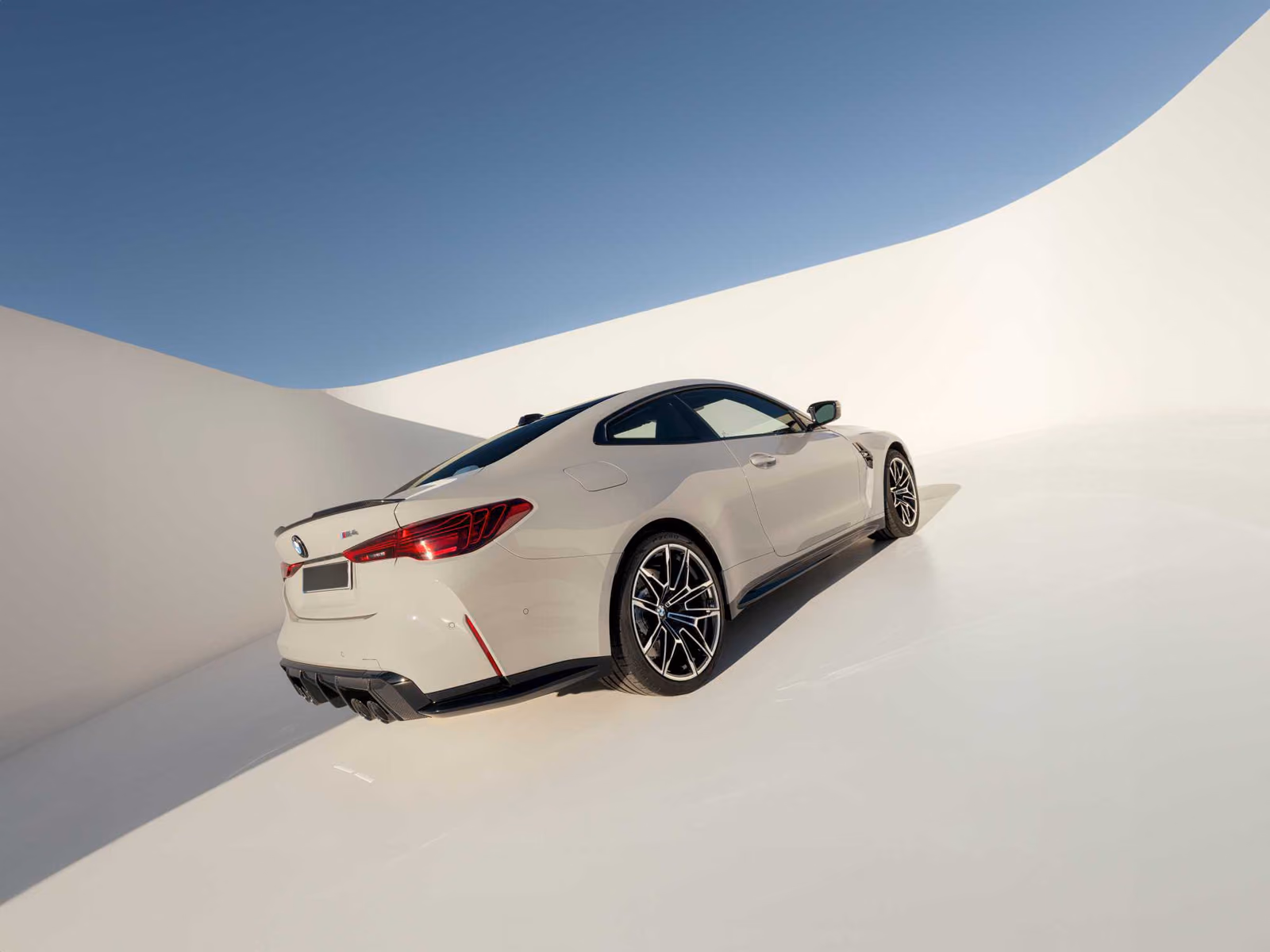 BMW M4 G82 — вид сзади в три четверти