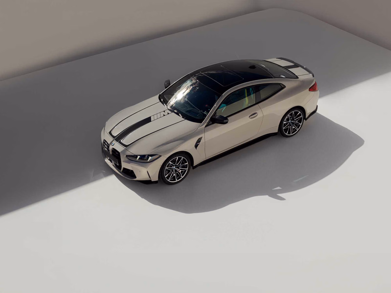 BMW M4 G82 — верхний передний ракурс