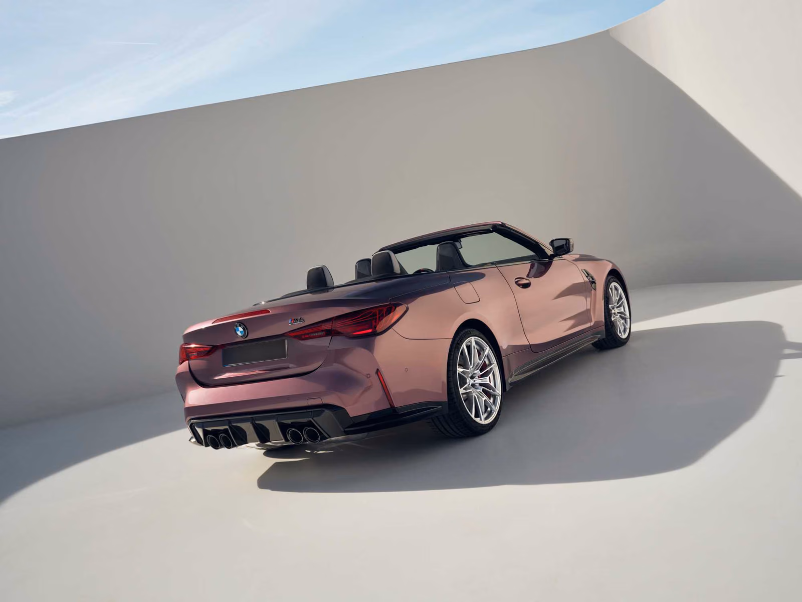 BMW M4 G83 — вид сзади в три четверти