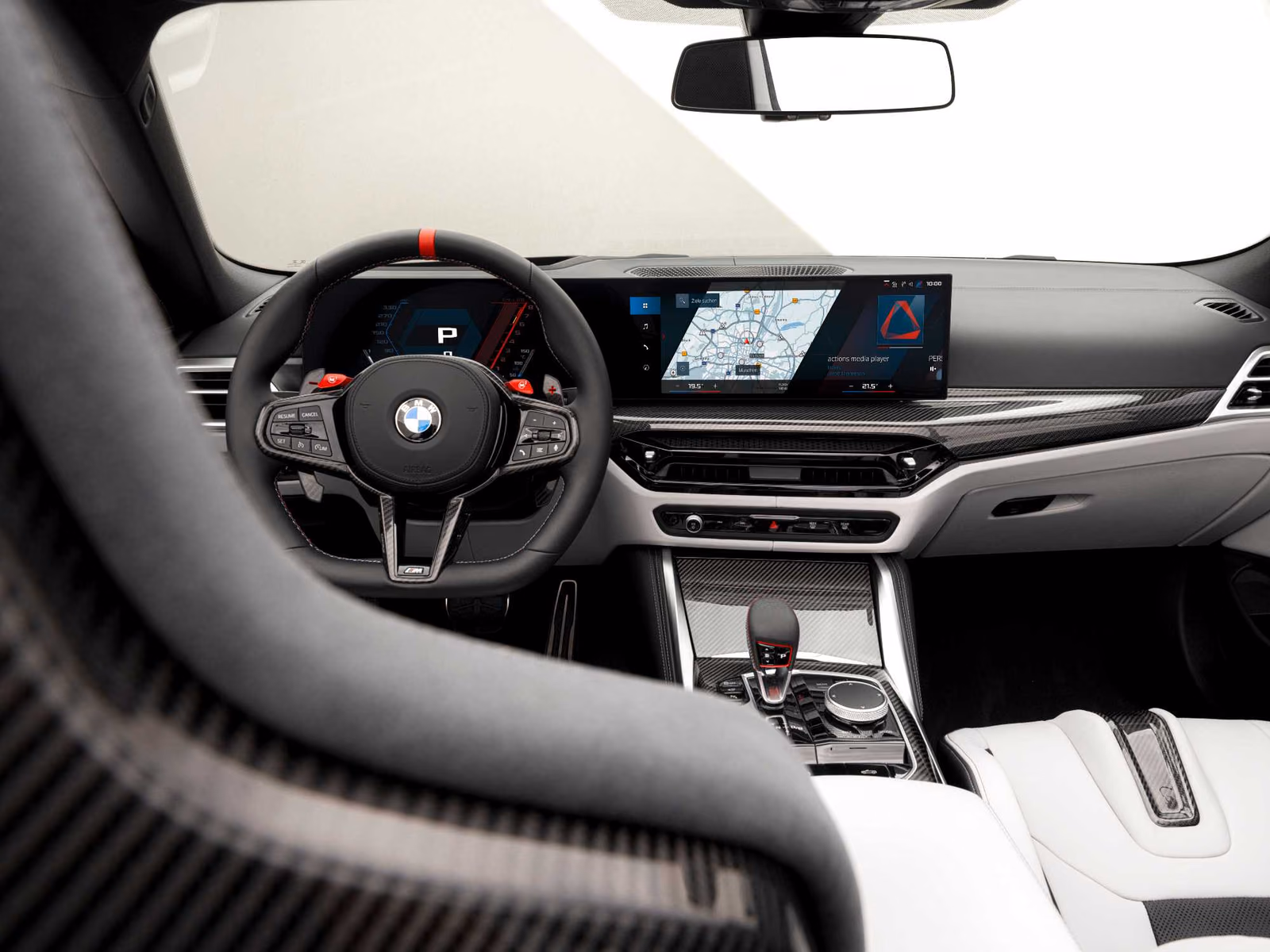 BMW M4 G83 — панорама леворульного кокпита