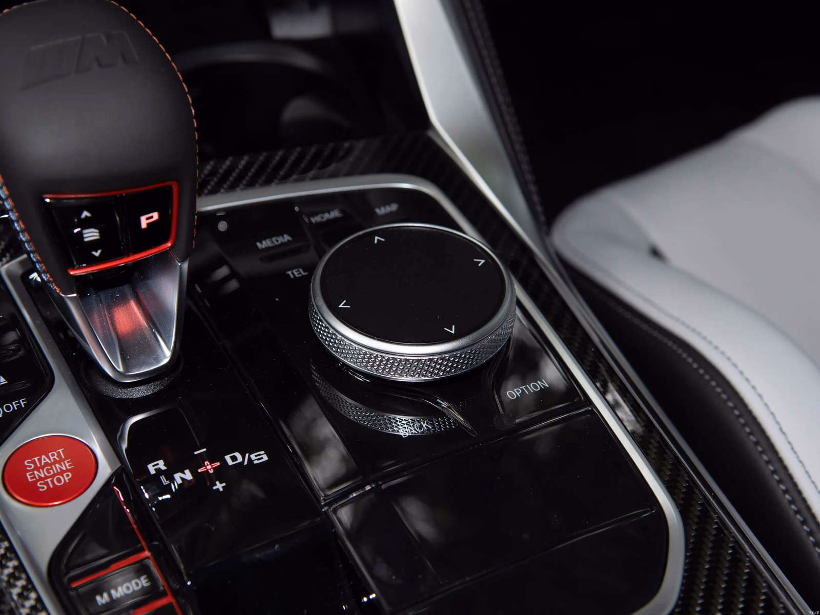 BMW M4 G82 — селектор M Steptronic и контроллер iDrive