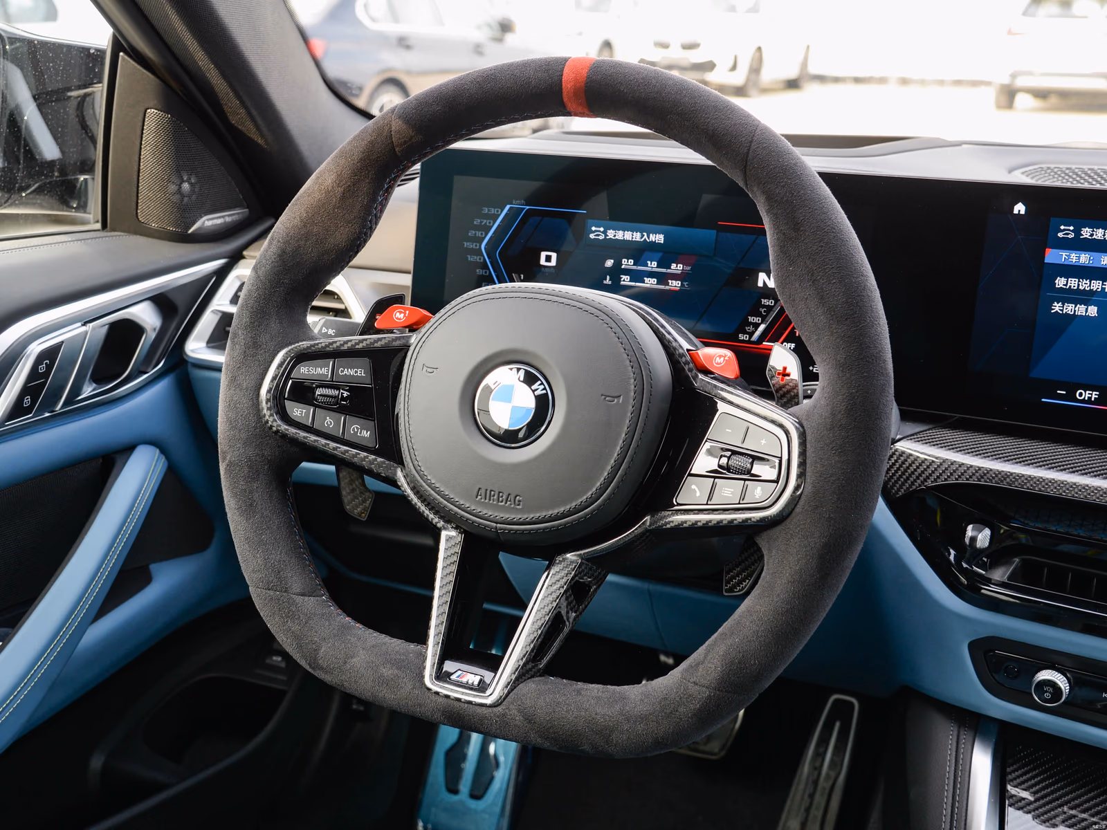 BMW M4 G82 — водительская зона