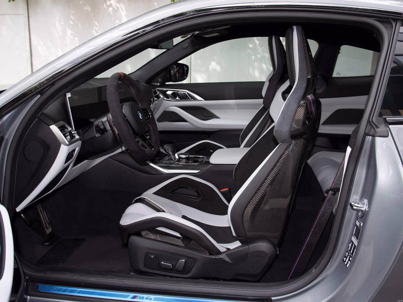 BMW M4 G82 — передние спортивные кресла