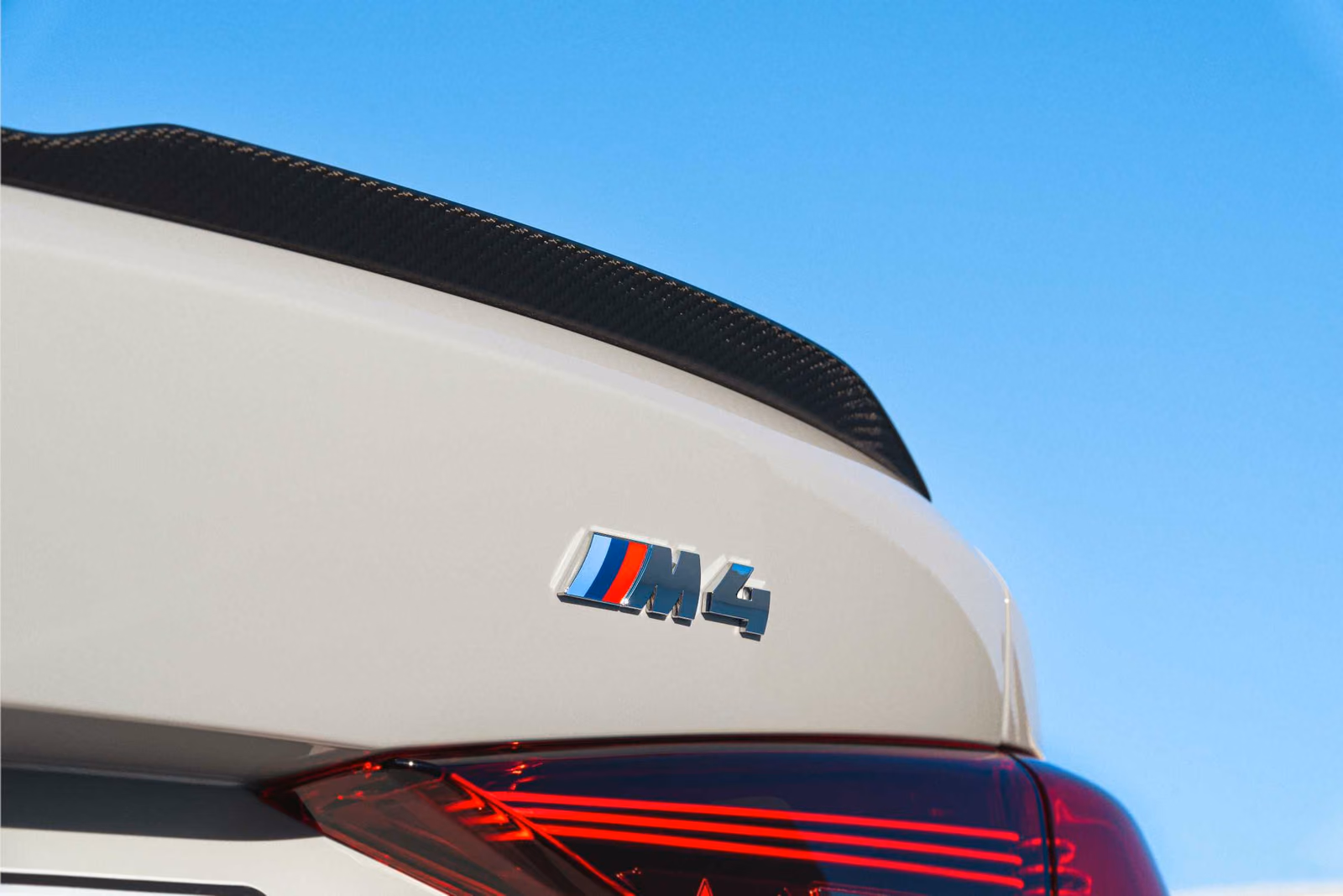 Шильдик M4 на крышке багажника BMW
