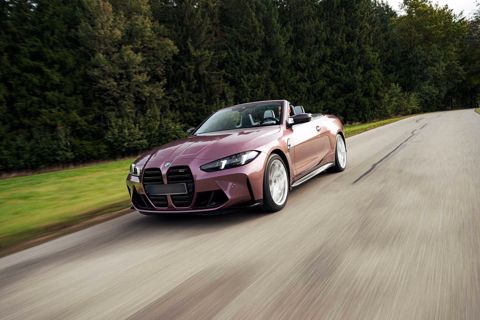 BMW M4 кабриолет на лесной дороге