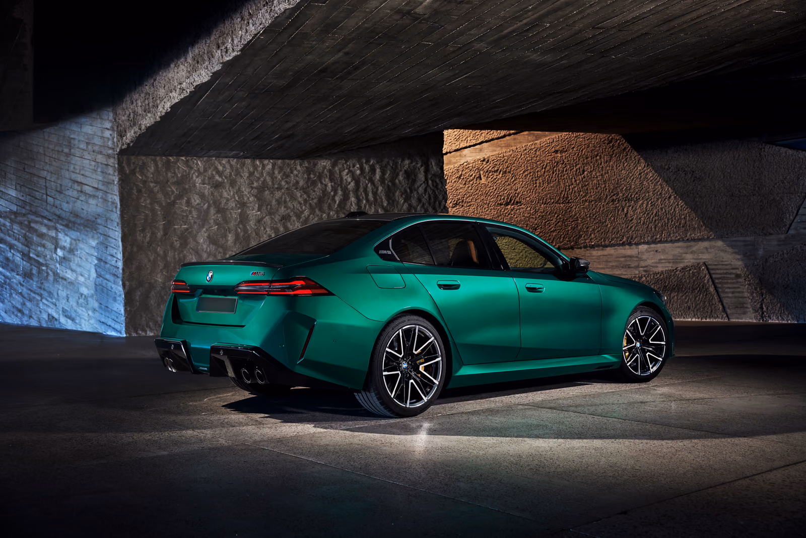 BMW M5 в вечернем свете, вид сзади в три четверти