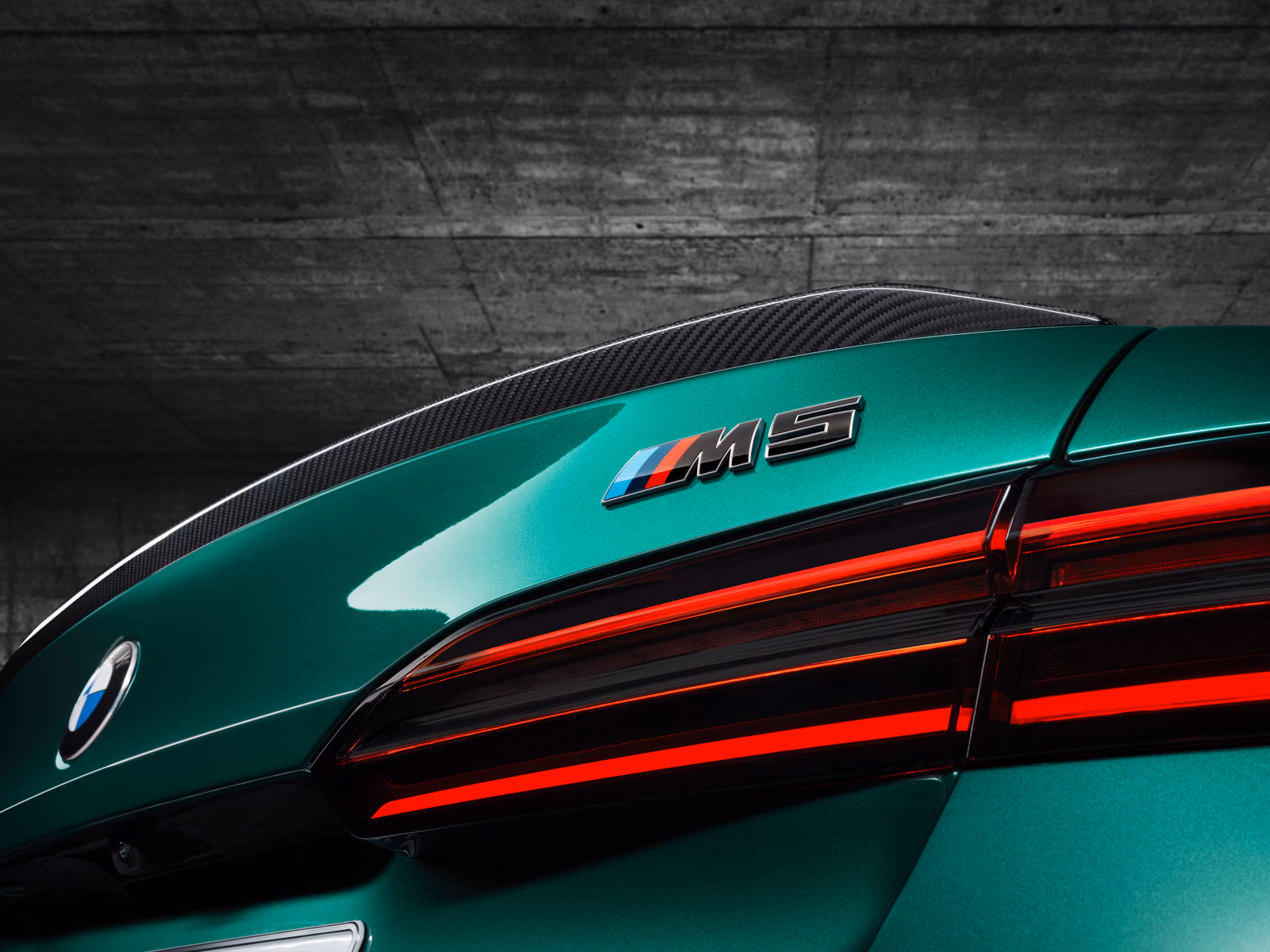 BMW M5 крупным планом: задние фонари, карбоновый спойлер и шильдик M5