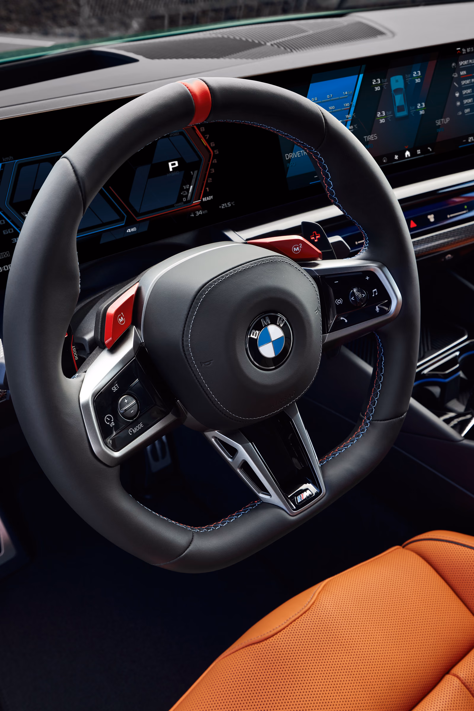 BMW M5 — M-руль с красными клавишами M1 и M2 и цифровая приборная панель