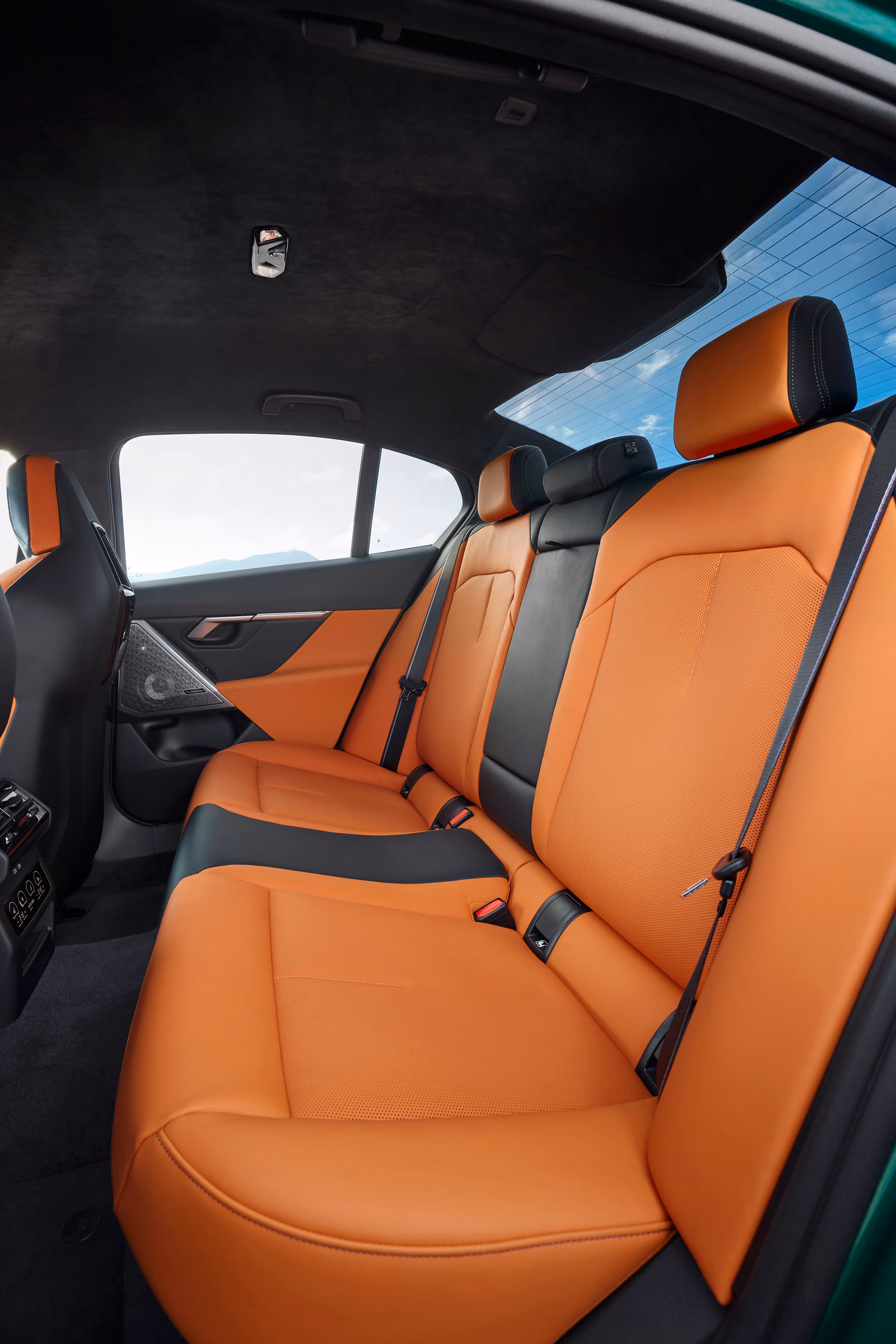 Второй ряд BMW M5 с отделкой оранжевой кожей Merino