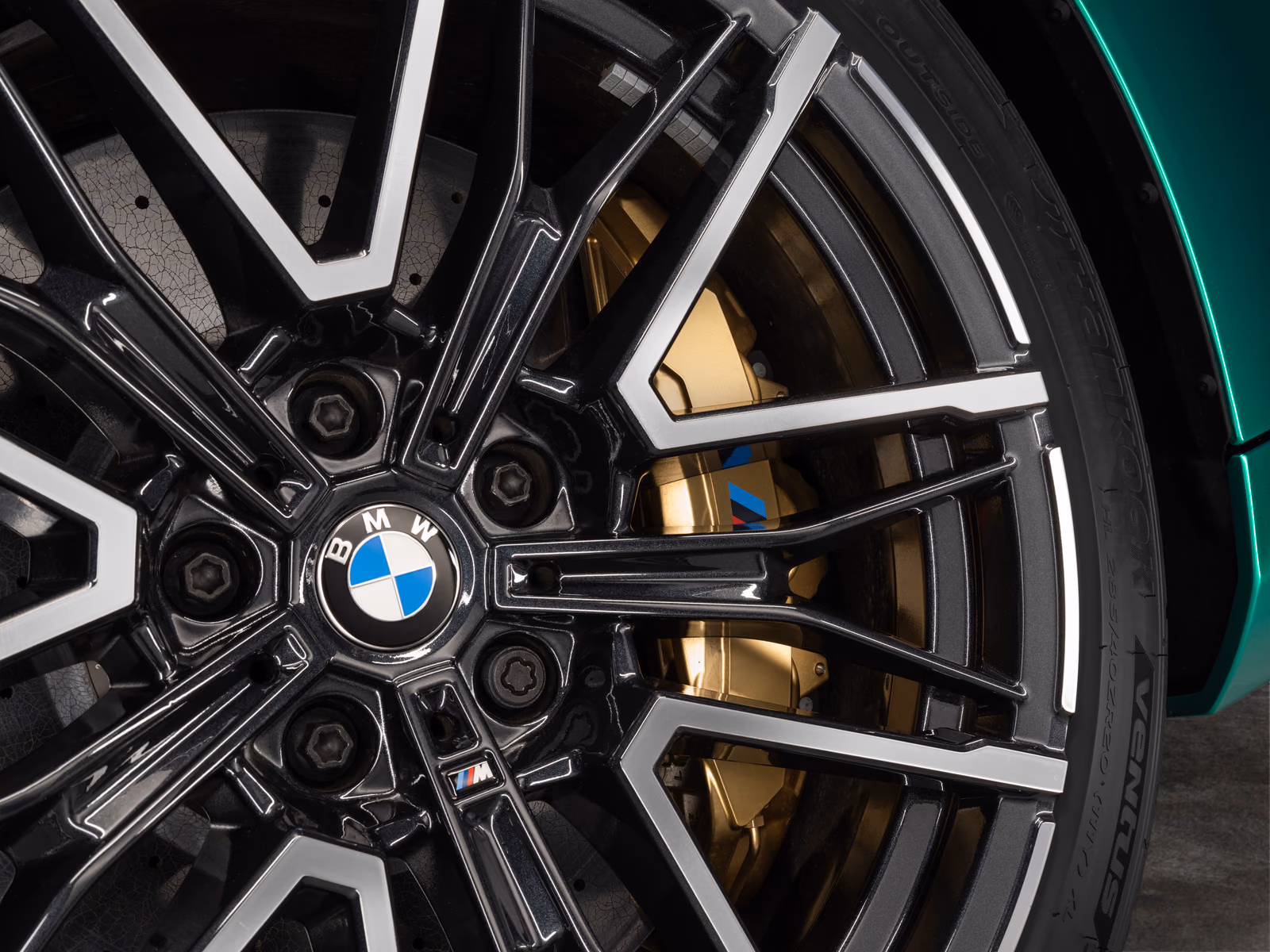 BMW M5 — кованый диск с золотистым суппортом M Compound