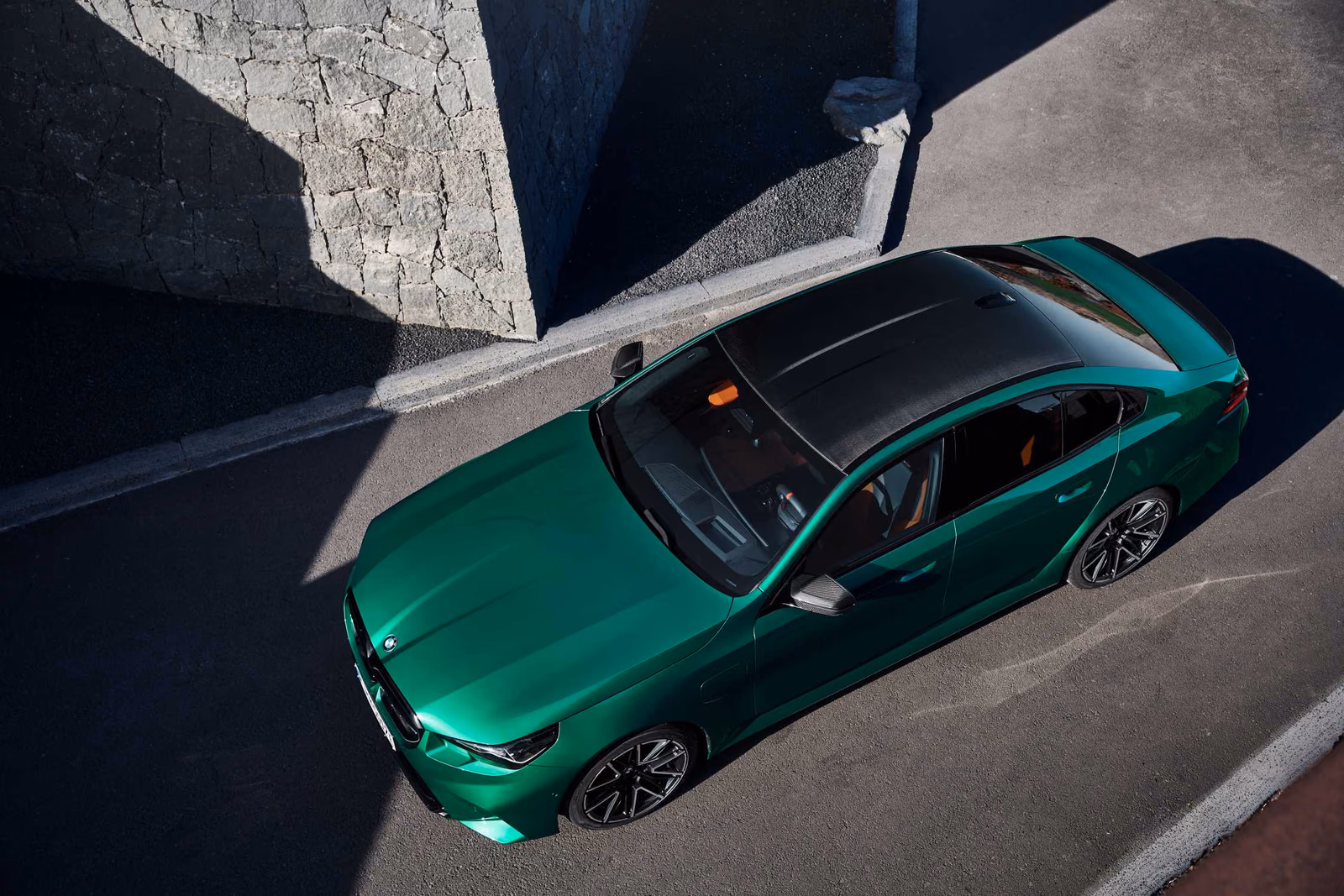 BMW M5 сверху у скалы