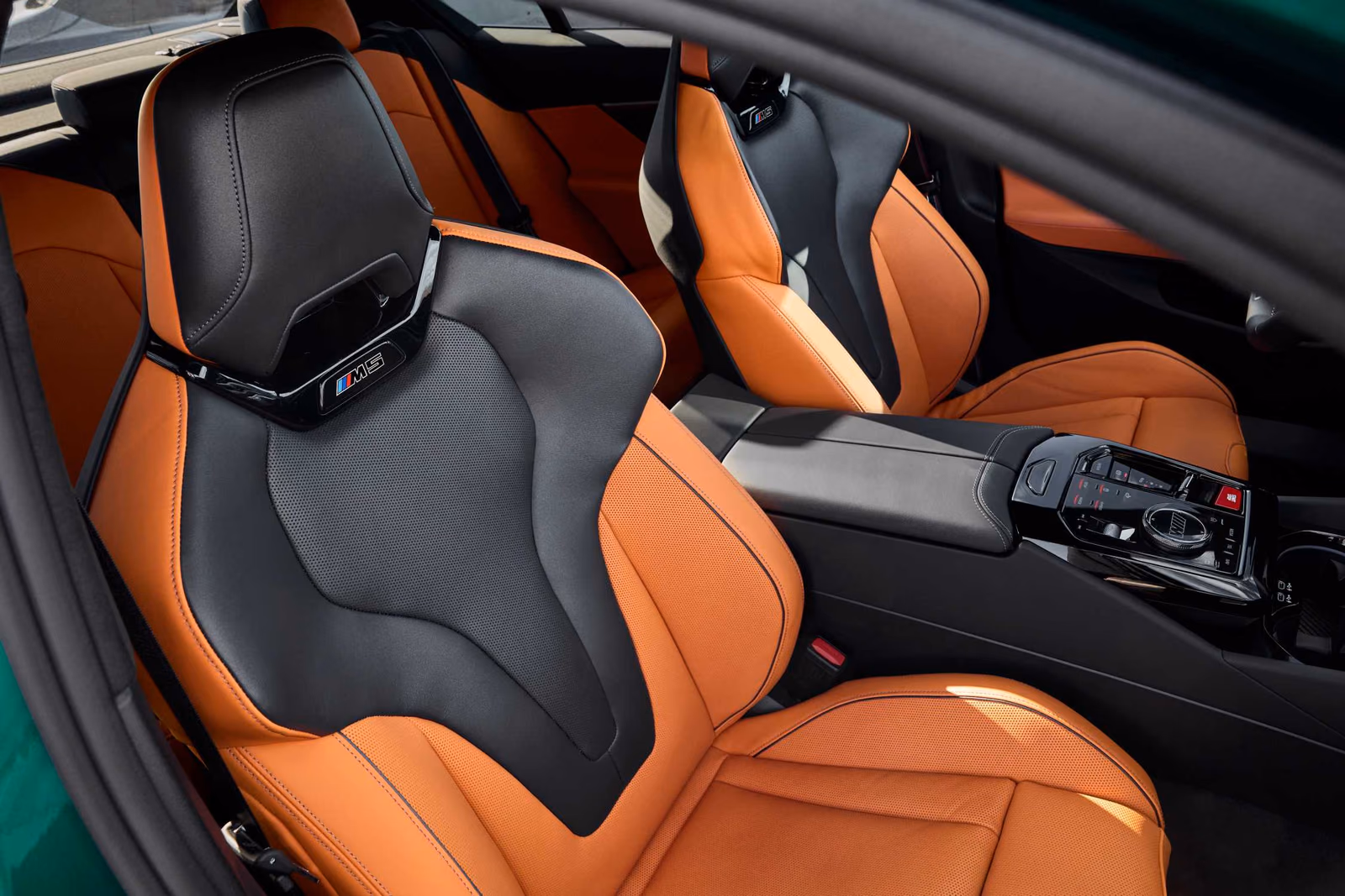 Спортивные кресла BMW M5 с оранжевой отделкой