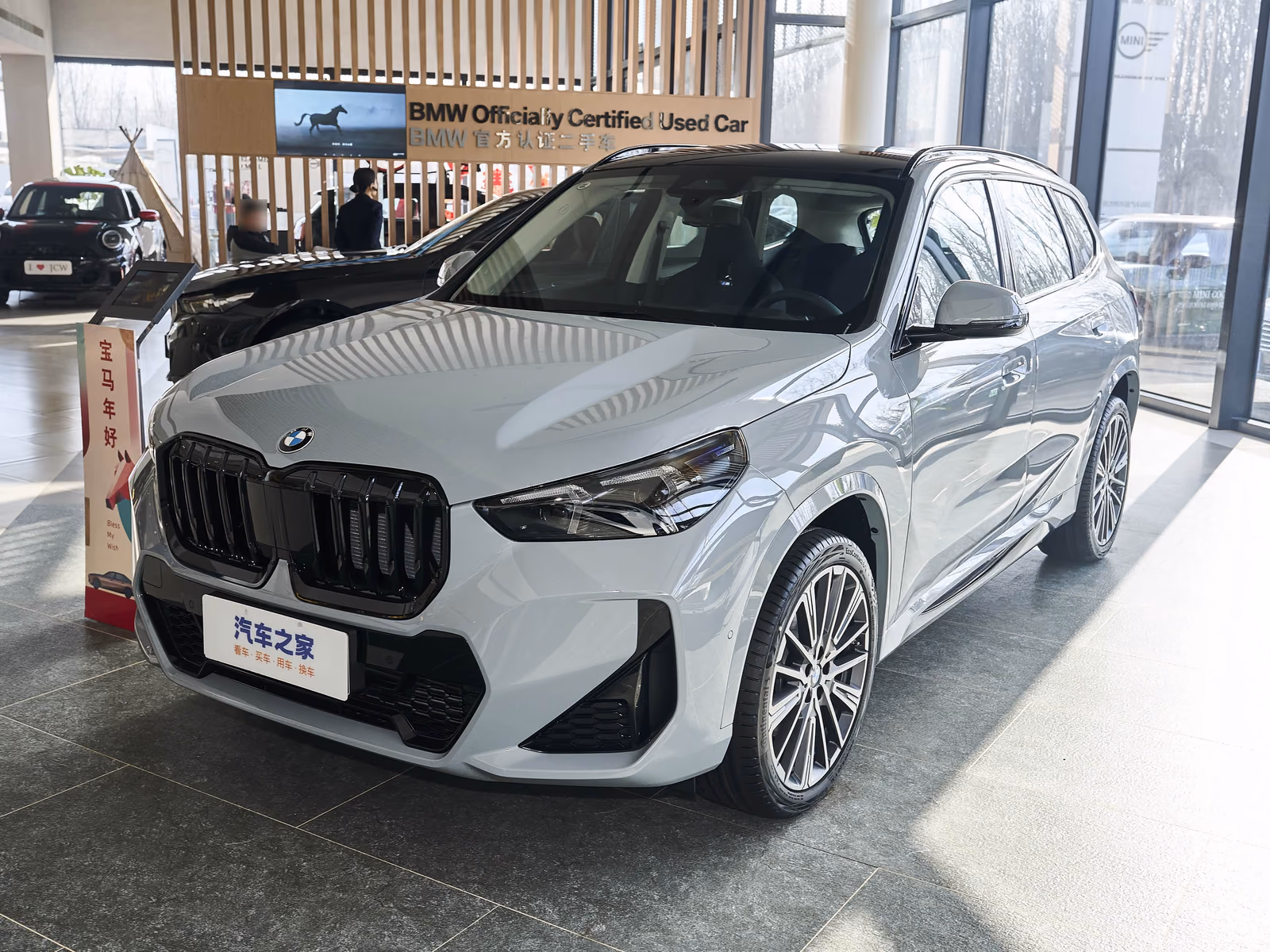 BMW X1 xDrive25Li — белый кузов спереди в три четверти