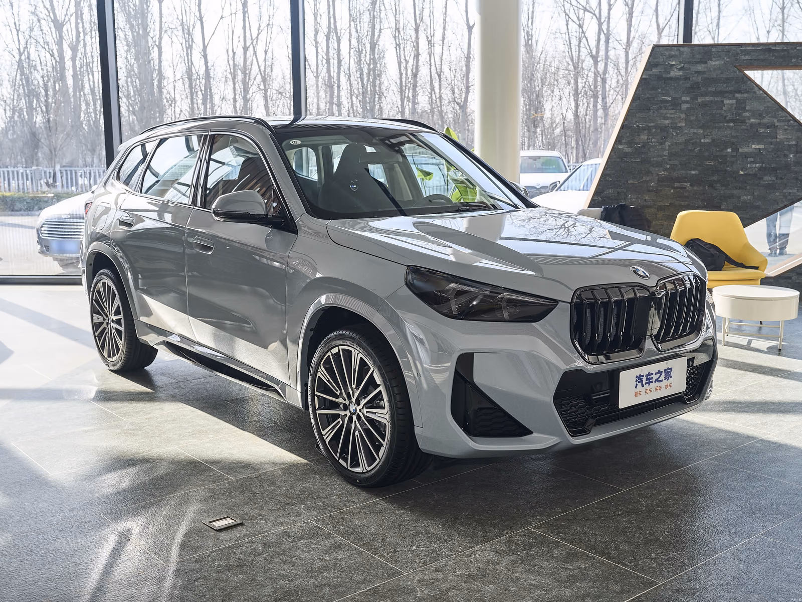 BMW X1 xDrive25Li — передняя часть с противоположной стороны