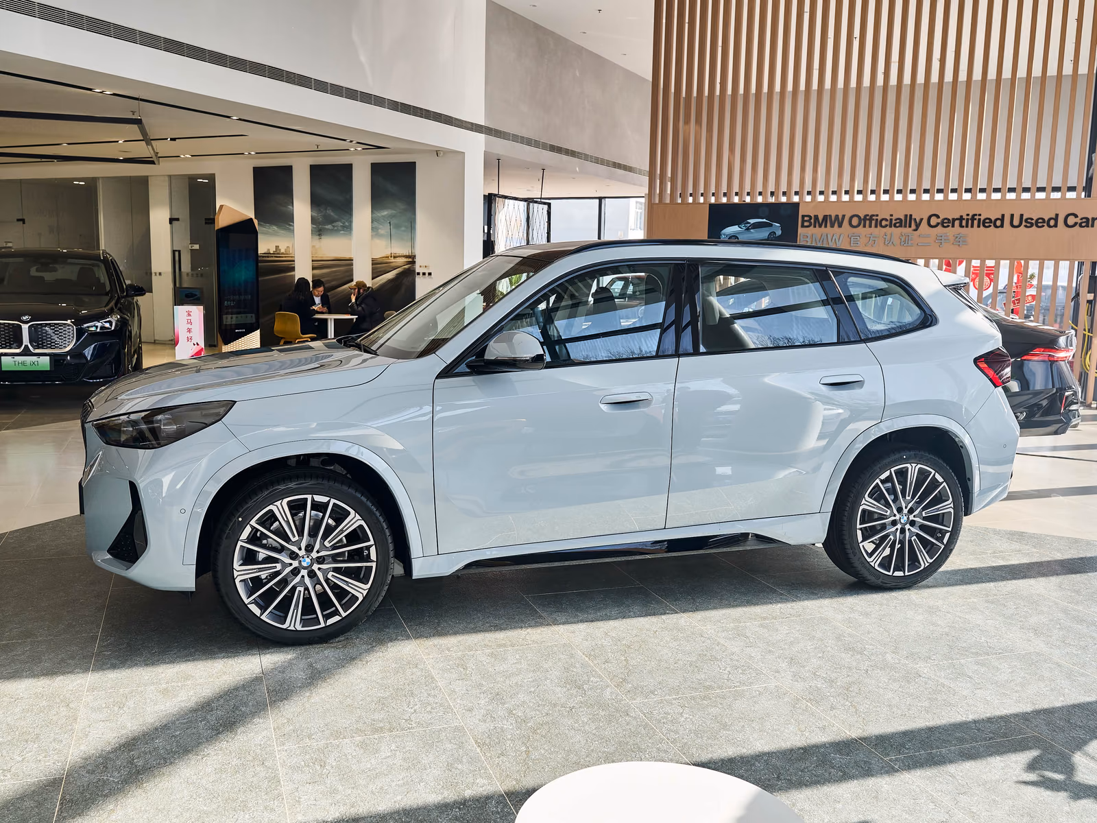 BMW X1 xDrive25Li — длиннобазный белый кузов в профиль