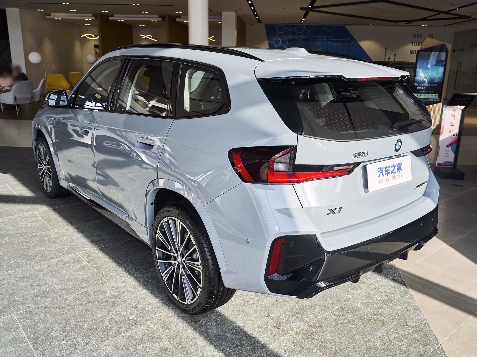 BMW X1 xDrive25Li — белый кузов сзади в три четверти