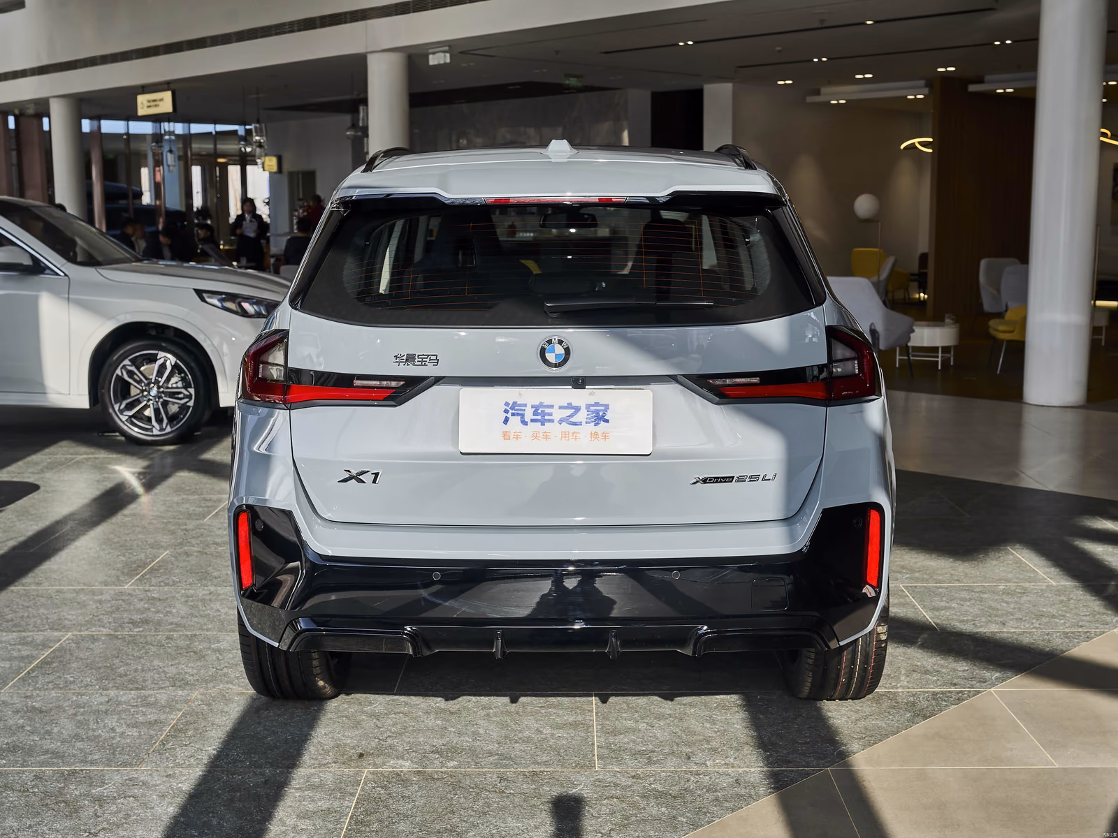 BMW X1 xDrive25Li — вид строго сзади