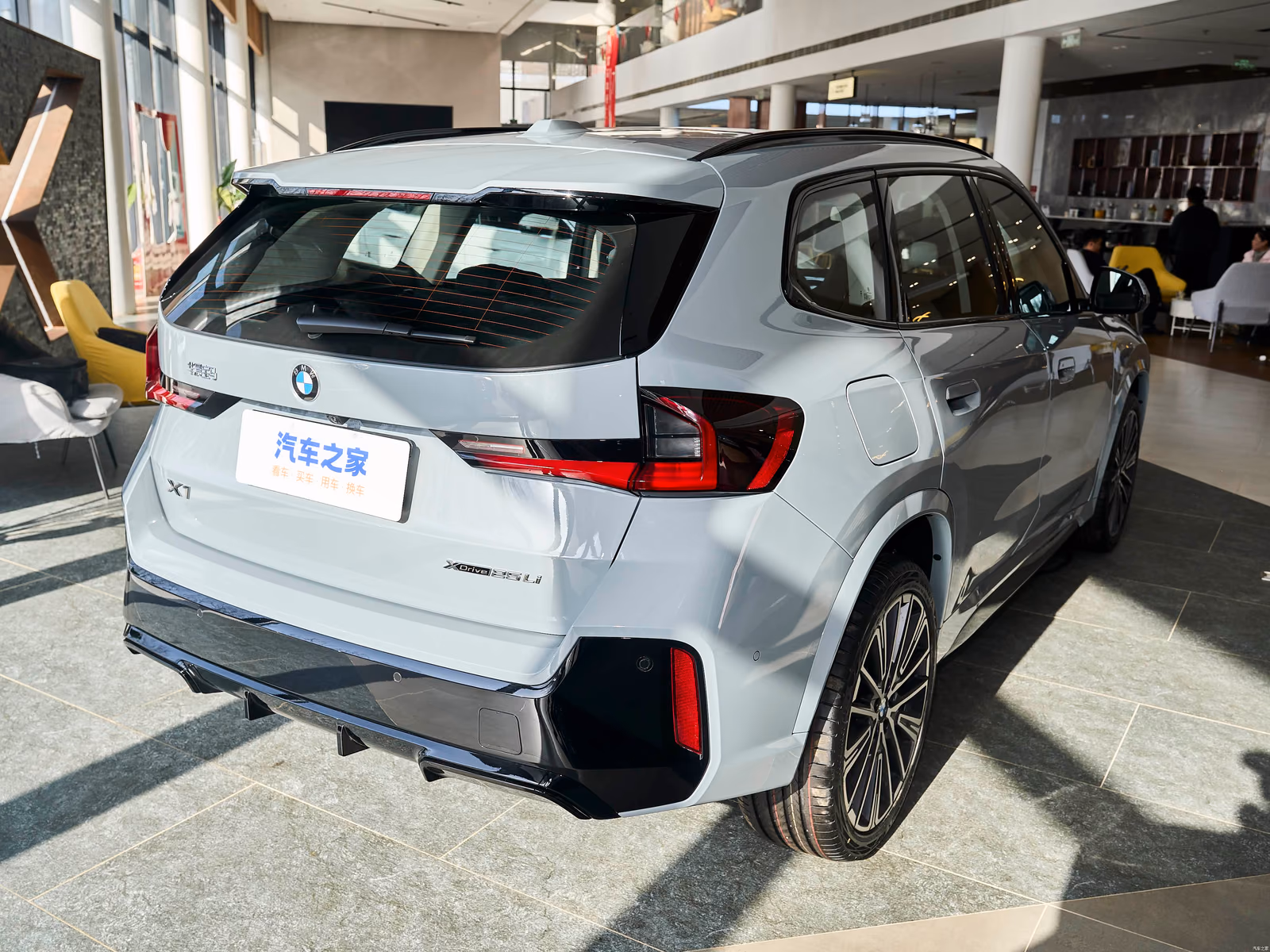 BMW X1 xDrive25Li — задняя часть с противоположной стороны
