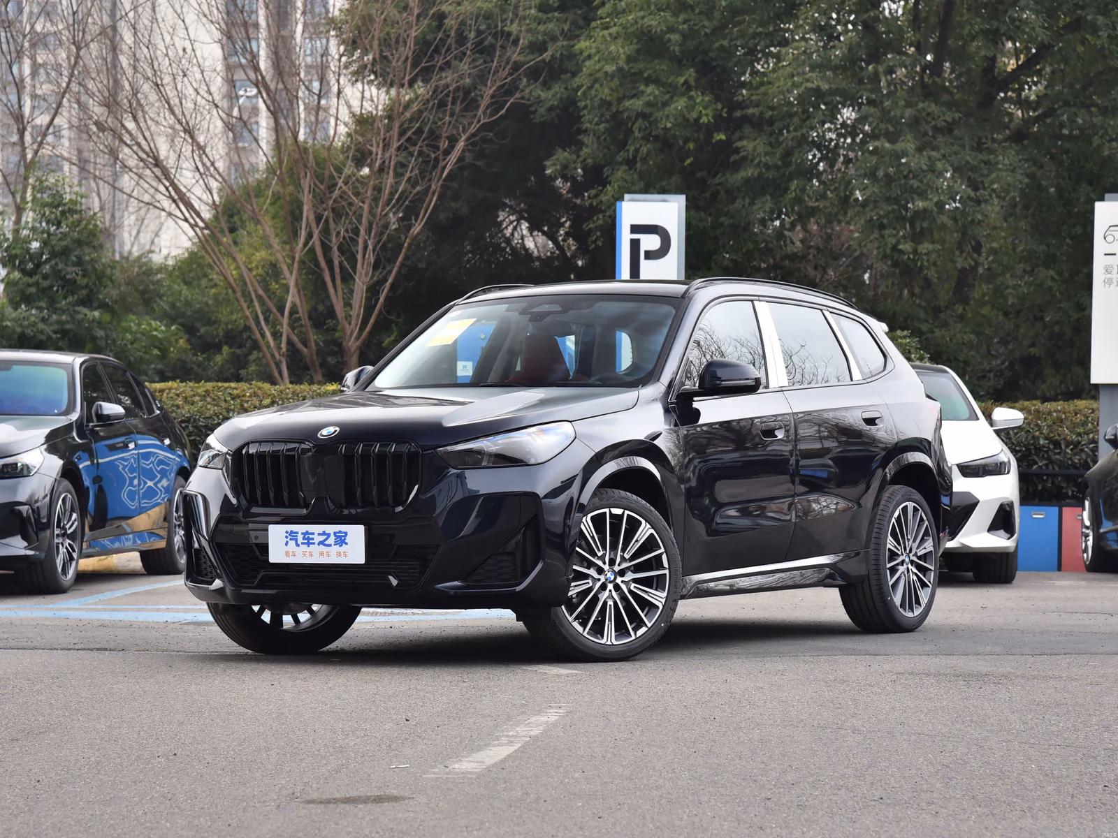 BMW X1 xDrive25Li — тёмно-синий кузов спереди в три четверти