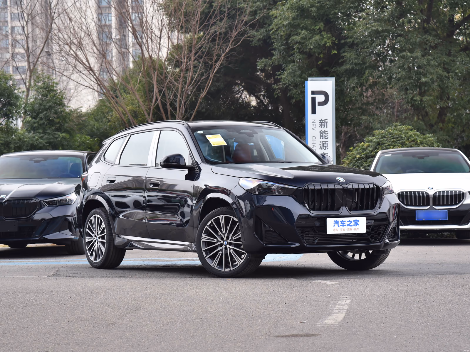 BMW X1 xDrive25Li — второй передний ракурс тёмно-синего кузова