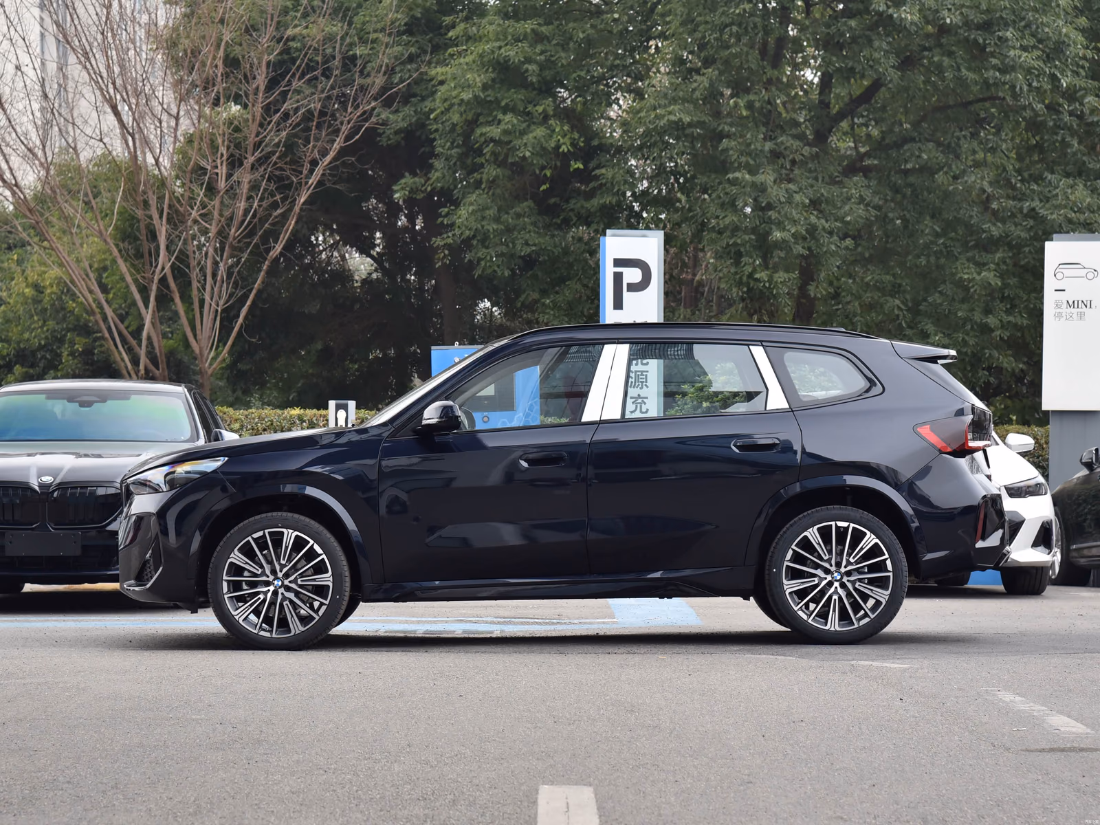 BMW X1 xDrive25Li — тёмно-синий кузов в профиль
