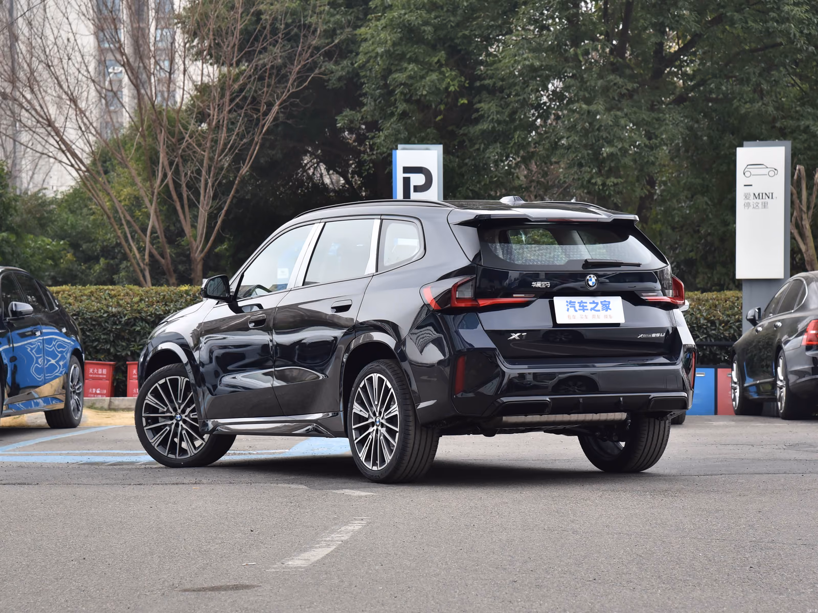 BMW X1 xDrive25Li — тёмно-синий кузов сзади в три четверти