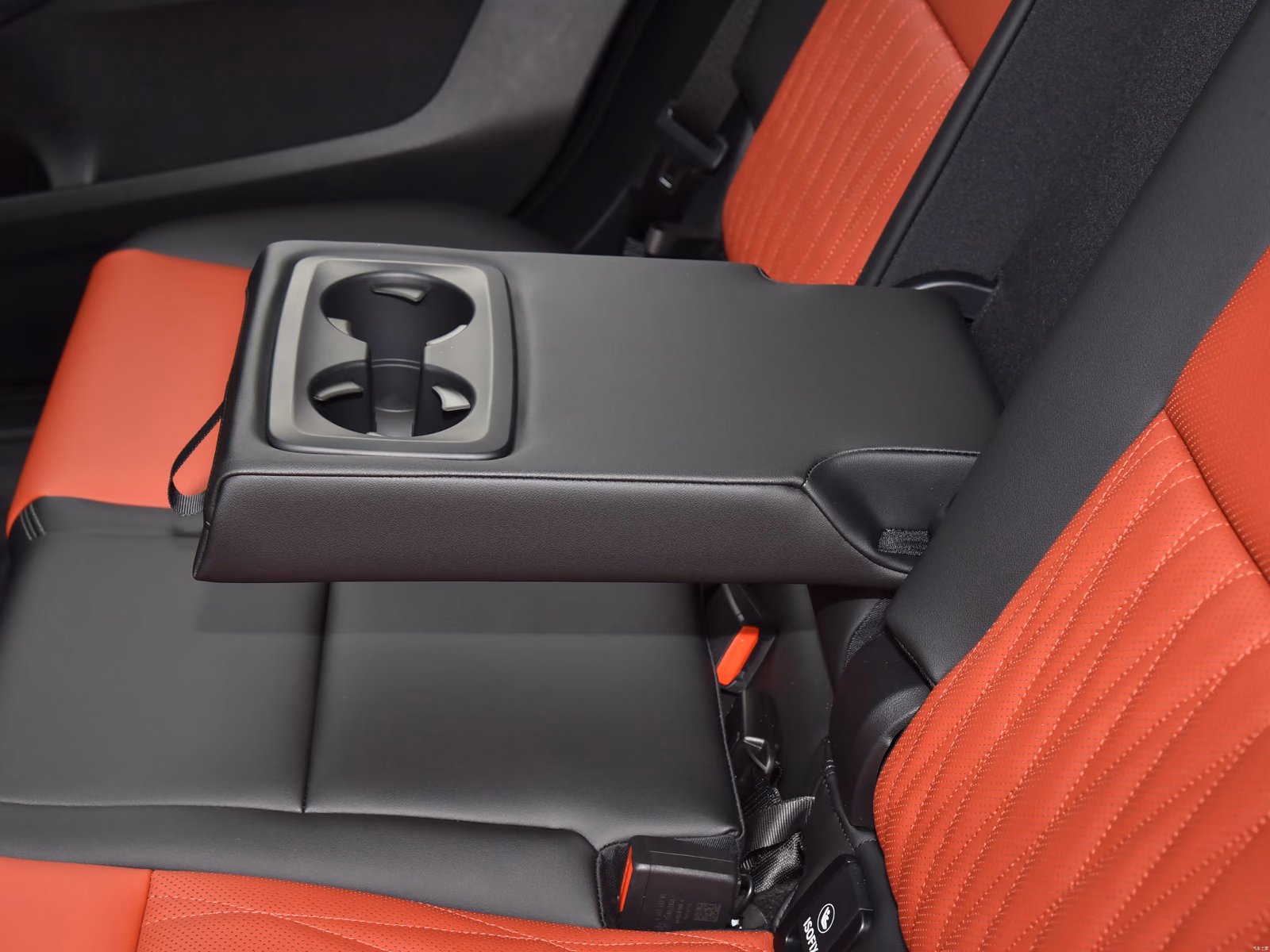 Подлокотник второго ряда BMW X1