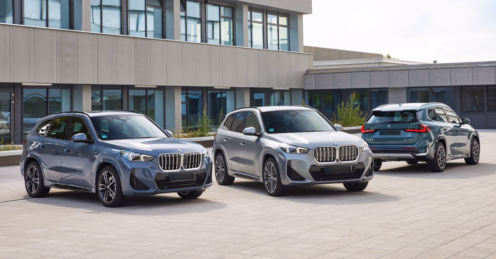 BMW X1 — три кроссовера у здания завода