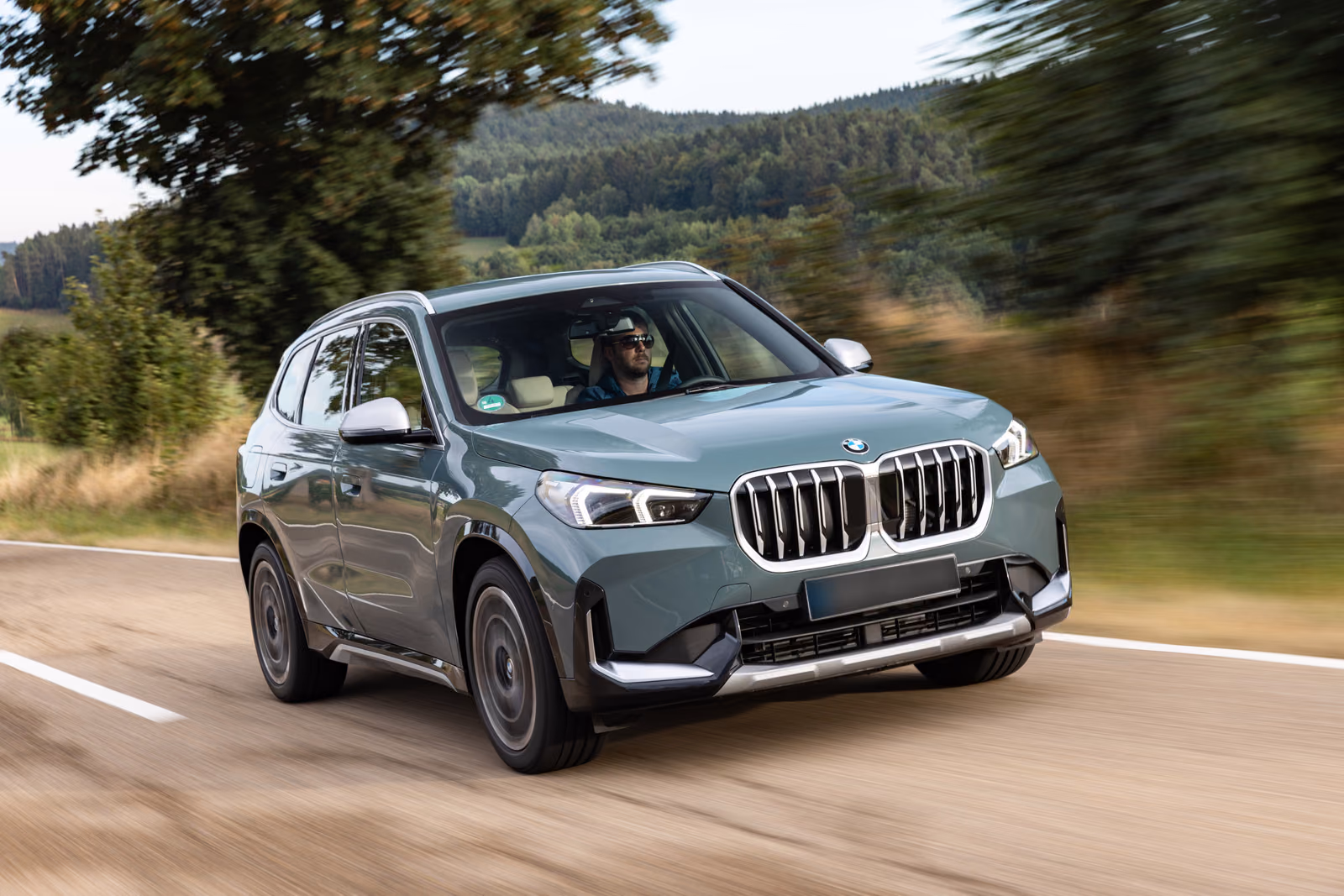 BMW X1 — в движении по лесной дороге