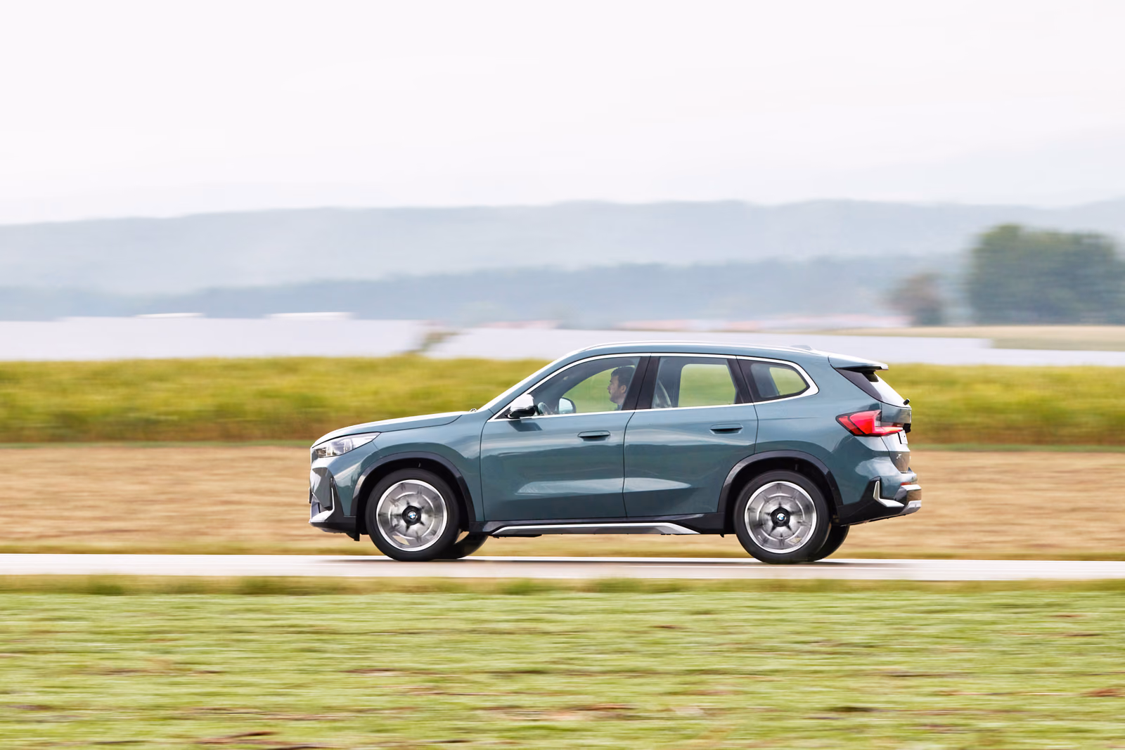 BMW X1 — профиль в движении