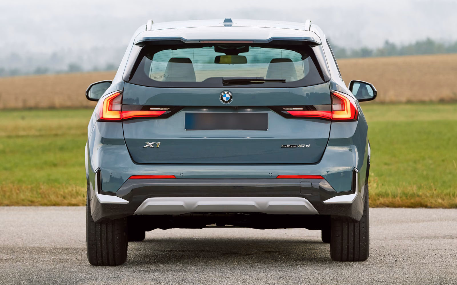 BMW X1 — вид строго сзади