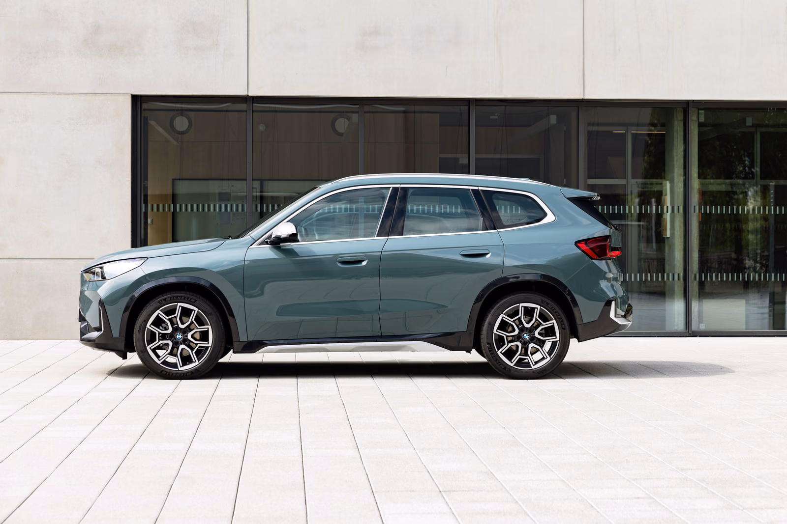 BMW X1 — профиль у современного здания