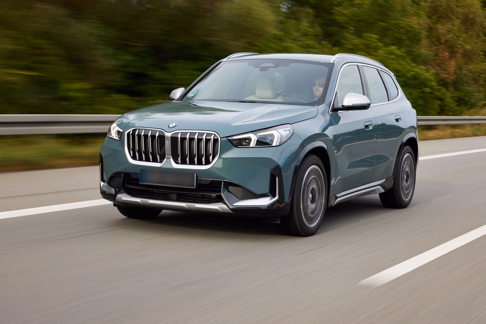 BMW X1 — в движении, вид спереди в три четверти